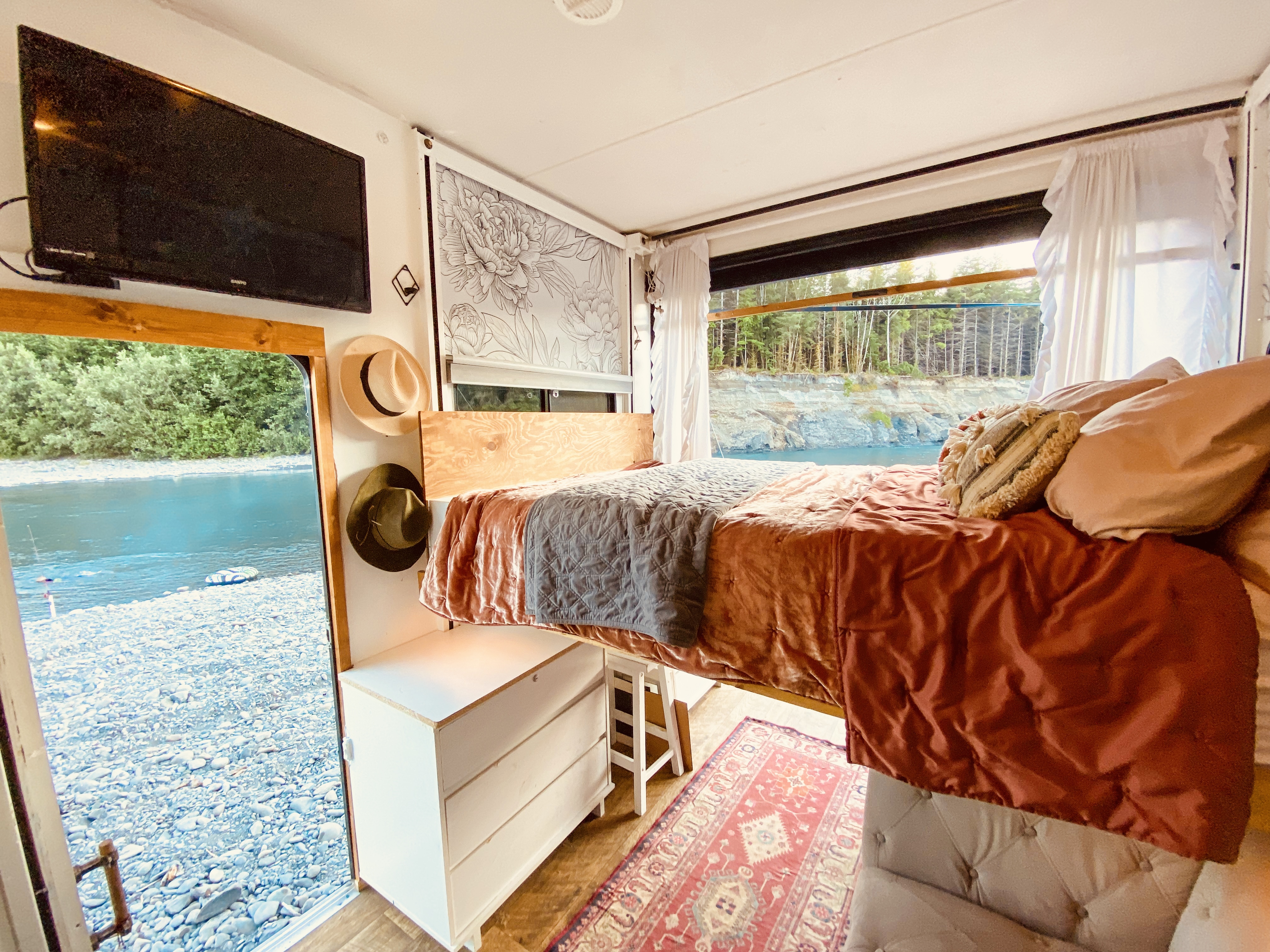 Read more about the article Beautiful Toyhauler RV Renovation For A Family Of 6
